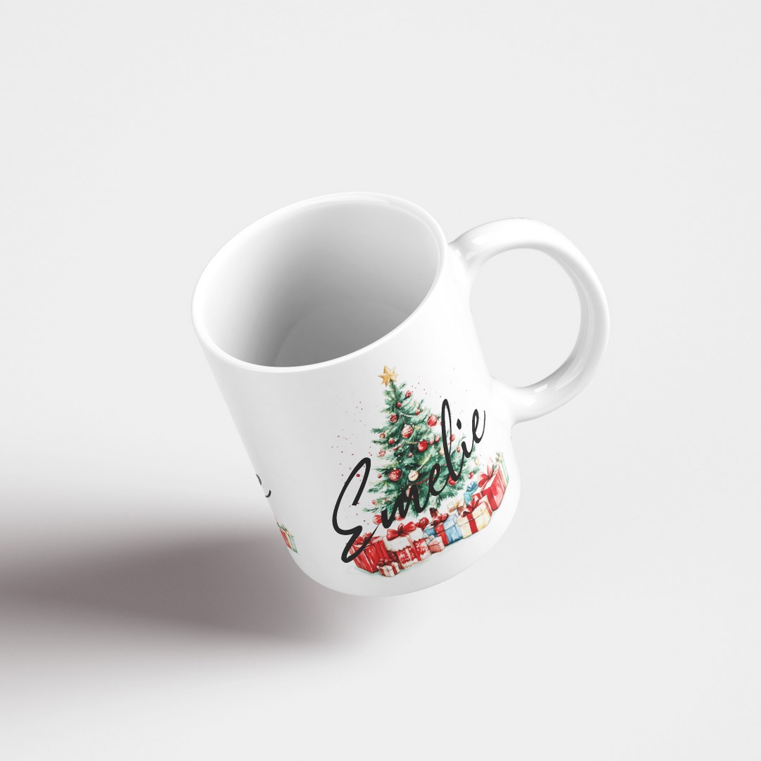Personalisierte Weihnachtstasse mit Namen – Klassische Weihnachtsbaum-Illustration – Festliche Geschenkidee – Bild 2
