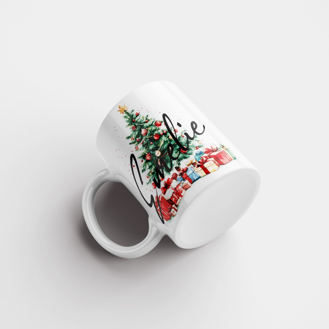 Personalisierte Weihnachtstasse mit Namen – Klassische Weihnachtsbaum-Illustration – Festliche Geschenkidee – Bild 3